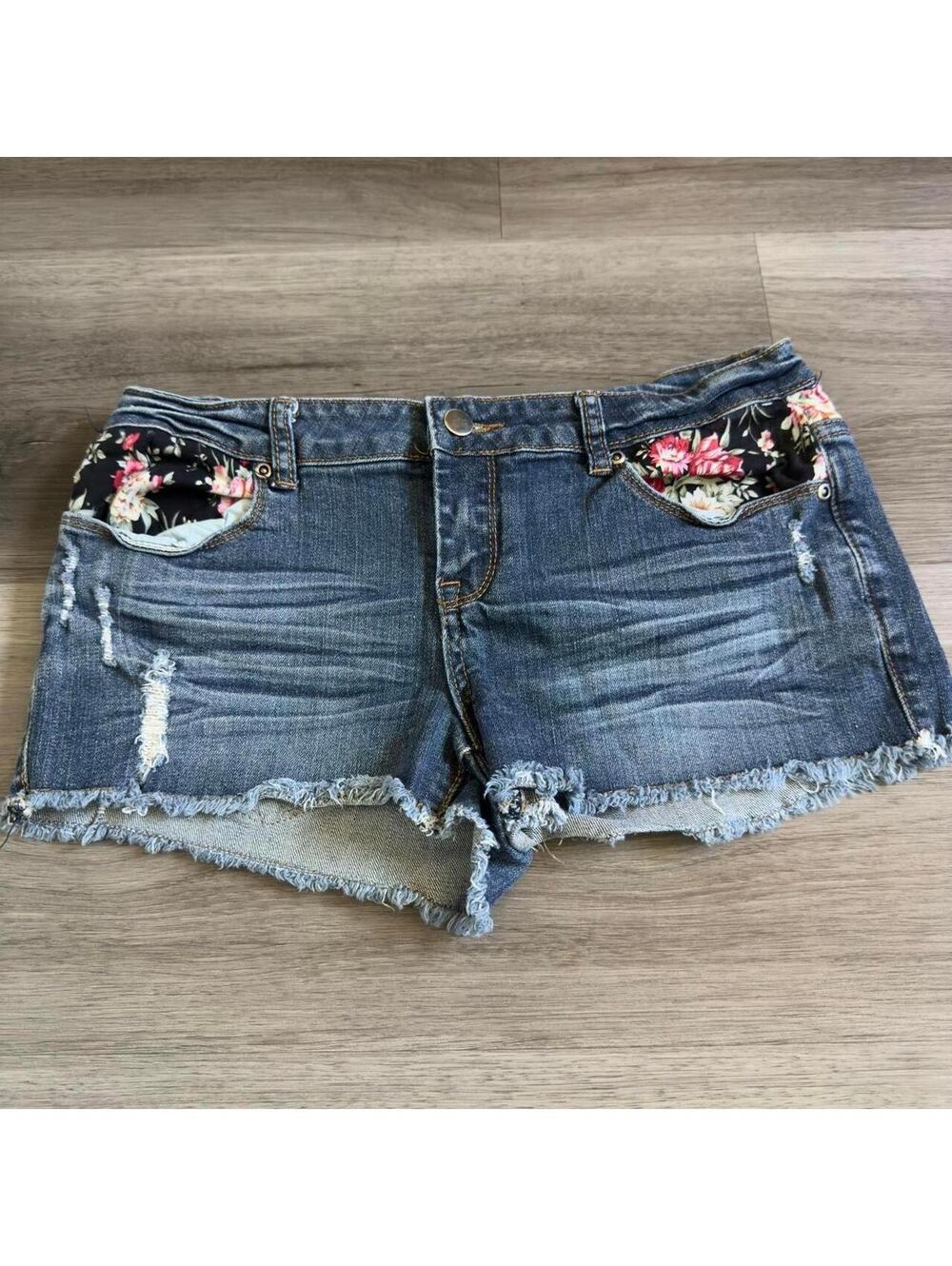 ੈ✩‧₊˚2000s lowrise mini shorts with floral patch details